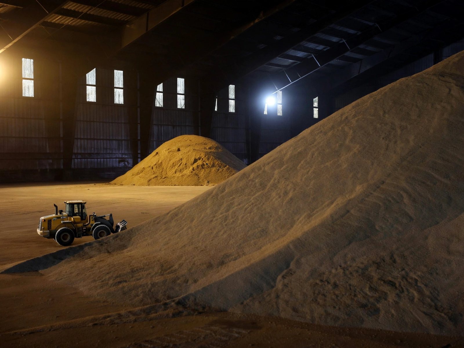 Bulk sugar store with a loader